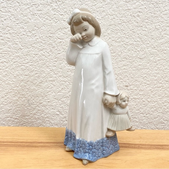 Vintage D’ART S.A. Blue/White Porcelain Sleepy Girl Holding Teddy Bear Figurine - Picture 1 of 15